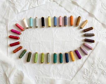 24 carretes de hilo de poliéster multicolor / Hilos de coser de 200 yardas / Hilo multiusos para máquina y mano, overlock y bordado