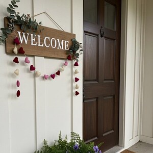 Romantische Herzen Girlande aus Wollfilz, handgefertigt und Wohnaccessoires Bild 3
