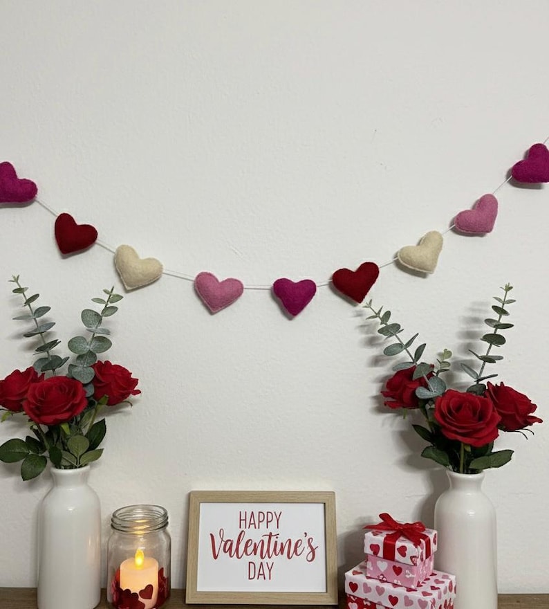Romantische Herzen Girlande aus Wollfilz, handgefertigt und Wohnaccessoires Bild 1