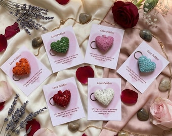 Valentinstag Liebesgeschenk | Filz Herz Schlüsselanhänger mit Message Card & Love Pebble | Kleines romantisches Andenken