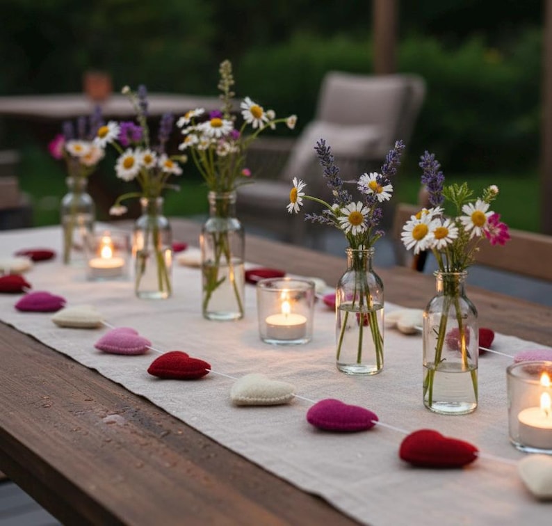 Romantische Herzen Girlande aus Wollfilz, handgefertigt und Wohnaccessoires Bild 7