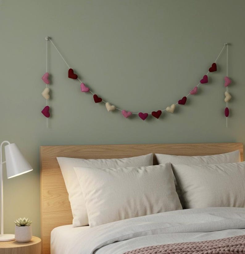 Romantische Herzen Girlande aus Wollfilz, handgefertigt und Wohnaccessoires Bild 8