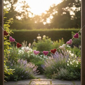 Romantische Herzen Girlande aus Wollfilz, handgefertigt und Wohnaccessoires Bild 4