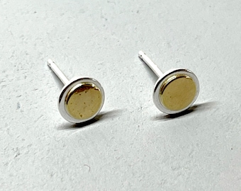Élégantes boucles d'oreilles disque en or 18 carats et argent ~ Clous en or minimalistes de 6 mm ~ Clous cercles, boucles d'oreilles contemporaines en mélange de métaux