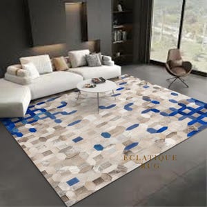 Blauw en beige geruit vloerkleed van koeienhuid – patchwork tapijt van koeienhuidleer met haren voor de woonkamer