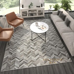 Grauer Chevron-Rindslederteppich - Kuhhaut-Patchwork-Teppich für ein modernes Wohndekor