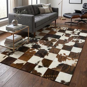 Bruin geruit vloerkleed van koeienhuid – Patchwork tapijt van koeienhuidleer met haren voor de woonkamer