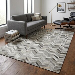 Grey Cowhide Chevron Rug – Cow Skin Hair-On Leather Patchwork Carpet for Modern Home Decor