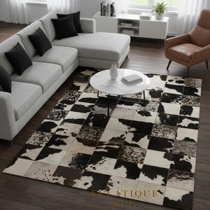 Schwarz-weiß karierter Kuhfellteppich – Patchwork-Teppich aus Kuhfellhaar für Wohnzimmer