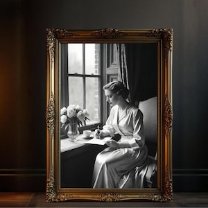 Arte de pared vintage con mujer escribiendo una carta, fotografía en blanco y negro, decoración elegante para el hogar, tema de dama clásica, impresión de arte retro