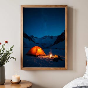 Atemberaubende Berg Camping Nacht Szene Wand Kunst Druck, leuchtendes Zelt unter Sternenhimmel, Wildnis Abenteuer Dekor, Geschenk für Naturliebhaber