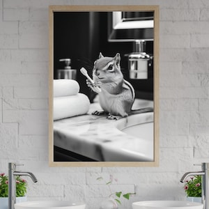 Linda ardilla cepillándose los dientes Decoración de baño Fotografía en blanco y negro Arte de pared de baño con animales Impresión divertida de ardilla