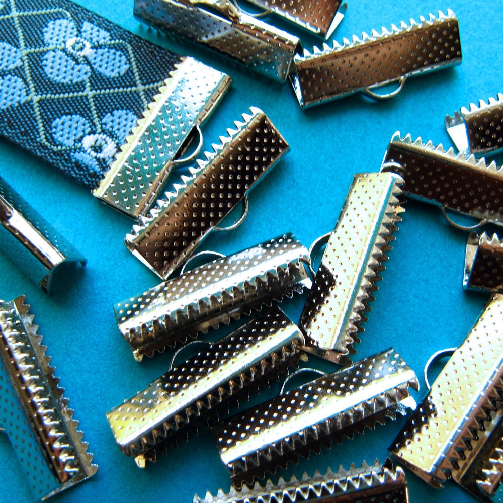 16 pieces 20mm (3/4 inch) Ribbon Clamps With Loop, Dots Series