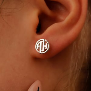 Orecchini monogramma circolari personalizzati, borchie con iniziali in argento sterling