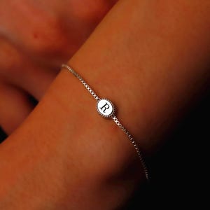 Armband i sterlingsilver med etikett: Personligt hänge med initialer, stjärntecken eller bokstav