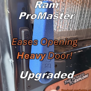 Peut inclure: Un outil d'assistance pour porte bleu Ram ProMaster. Le texte sur l'image indique "Eases Opening Heavy Door! Upgraded". Le produit est conçu pour faciliter l'ouverture des portes lourdes.