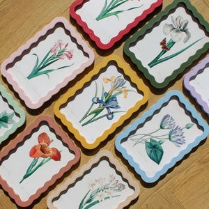 Wavy Photo Frame: Freestanding or Wall Mount, Easy-Change Magnetic Front