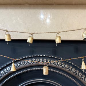 Ghirlanda di campanelli di Natale, ghirlanda rustica in corda di iuta con 9 campanelli, decorazione natalizia per il camino, decorazione natalizia vintage, arredamento per la casa in stile boho con campanelli