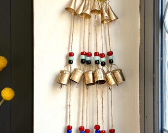 Carrillón rústico de campanas con cuentas de cerámica de colores, estilo boho, para colgar en la pared o decorar la puerta. Decoración étnica. Cono y campanillas de hojalata. Regalo de buena suerte según el Feng Shui.