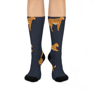 Meias cano médio acolchoadas com estampa de oncinha | Estampa animal em azul marinho escuro