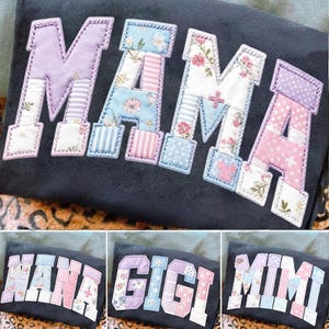 Puede incluir: Un cojín gris oscuro con la palabra "MAMA" aplicada en tela de retazos. Las letras son en lavanda, azul y rosa, con estampados florales y a rayas. Las letras están delineadas con una puntada blanca.