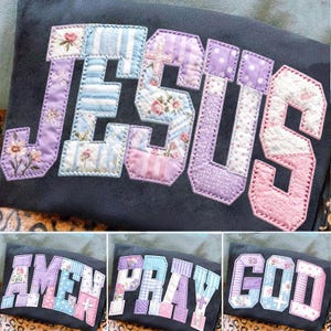 Könnte beinhalten: Ein dunkelblaues Marinegewebe mit dem Wort "JESUS" als Patchwork-Buchstaben appliziert. Die Buchstaben sind in verschiedenen Pastellfarben und Mustern gehalten, darunter Blumen- und Streifenstoffe. Darunter befinden sich drei zusätzliche Patches mit den Wörtern "AMEN", "PRAY" und "GOD".