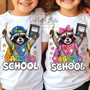 Puede incluir: Dos camisetas blancas con ilustraciones de mapaches y el texto Back To School. Un mapache lleva una gorra azul y gafas de sol, el otro un lazo rosa y gafas de corazón. Ambos sostienen lápices y cuadernos con iconos escolares coloridos.