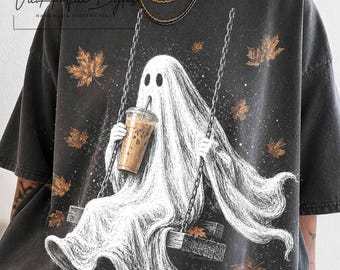 Fantasma en un columpio con café helado PNG, diseño de camiseta de fantasma para Halloween de otoño, gráfico de hojas de arce de otoño, archivo de sublimación para la temporada espeluznante