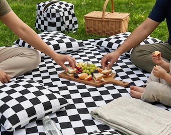 Set da picnic a scacchi bianchi e neri, tappetino da esterno impermeabile con 4 cuscini e borsa per il trasporto, set di coperte da picnic dal design moderno ed elegante.