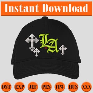 Puede incluir: Gorra de béisbol negra con una "LA" verde bordada en la parte delantera, rodeada de cuatro cruces plateadas. La gorra tiene una parte trasera de malla y una visera curvada.