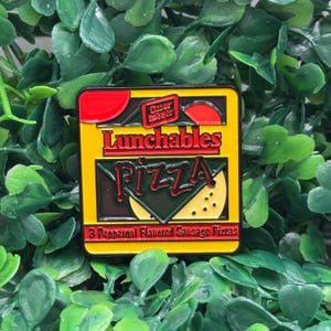 Lunchables Pizza Emaille Pin – Retro 90er Jahre Snack Nostalgie Anstecknadel, Pepperoni Pizza Sammlerstück, lustiges Foodie Geschenk