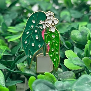 Monstera Albo Enamel Pin – Variegated Leaf Plant Pin for Jackets, Bags & Plant Lovers | Houseplant Gift