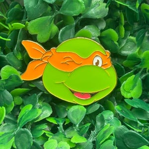 TMNT Inspired Turtle Bros Green Turtle Hero Enamel Pin – Orange Mask Ninja-Inspired Lapel Pin Fun Gift for 90s Kids & Pin Collectors