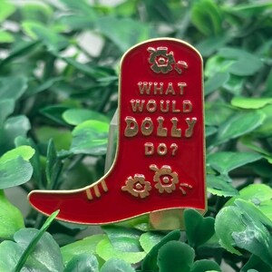 What Would Dolly Do? Enamel Hat Pin – Country-Inspired Pin for Dolly Fans, Cowgirls & Big Dreamers