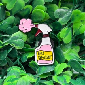 Idiot Repellent Emaille Pin | Lustige Sprühflasche Pin | Freche Stimmung Pin | Sarkastisches Geschenk für Mitarbeiter | Rucksack oder Jacke Zubehör