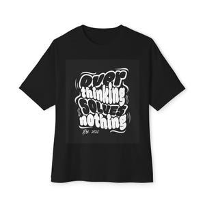Camiseta "Pensar demasiado no soluciona nada" | Camiseta con tipografía gráfica