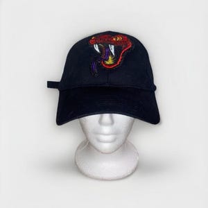 Individuell gestickter Strapback-Hut - Viper Snake Skull Goth Death Note Anime - Einzigartiges Geschenk Geburtstag Shiny Metallic Cap