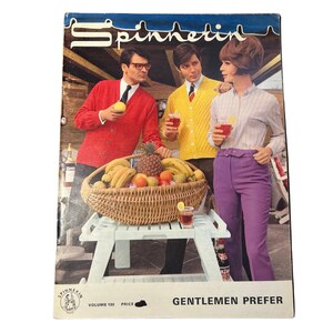 以下が含まれることがあります： GENTLEMEN PREFER、Volume 180と題されたSpinnerinのヴィンテージ編み物パターンブックレット。表紙には、ニットカーディガンを着た2人と、シャツと紫色のズボンを履いた1人がフルーツバスケットのそばに立っているカラー写真が掲載されています。