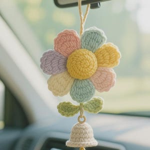 Porte-clés fleur au crochet avec grelot - breloque pour sac fait main - crochet pour miroir de voiture en fil pastel - joli cadeau pour elle