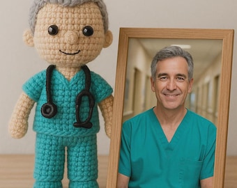 Muñeca de médico de ganchillo: regalo de graduación personalizado con placa con nombre personalizado.