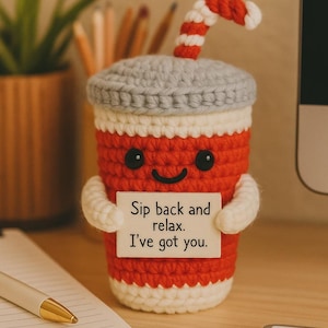 Peut inclure: Une tasse crochetée rouge, blanche et grise avec un visage souriant et une pancarte indiquant "Sip back and relax. I've got you." Elle a une paille rayée. Un article charmant et fait à la main.