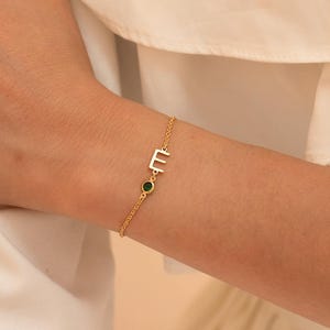 Pulsera con piedra de nacimiento inicial en oro de 14 k, pulsera con letra pequeña del mes de nacimiento, pulsera con letra delicada con piedra de nacimiento, regalo de dama de honor para ella