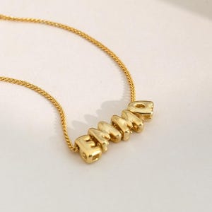 カスタムバブルネームネックレス、小さなバルーンレターネックレス、パーソナライズされたゴールドネームジュエリー、姪っ子へのプレゼント、親友への誕生日プレゼント