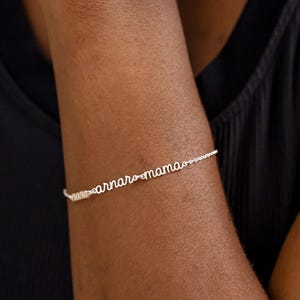 Aangepaste familienaam armband, sierlijke armband met meerdere namen, gepersonaliseerd cadeau voor moeder, naamarmband gelaagdheid, verjaardagscadeau, cadeau voor haar