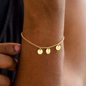 Multiple Initial Bracelet, Engraved Family Initial Discs Bracelet, Jewelry for Mum, Personalized Gold Letter Bracelet, Custom Name Bracelet