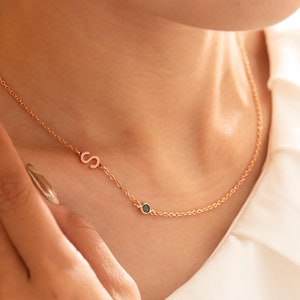 Collier avec pierre de naissance initiale sur le côté, collier lettre délicat, bijoux personnalisés, collier prénom, cadeaux d'anniversaire pour elle, cadeau de demoiselle d'honneur