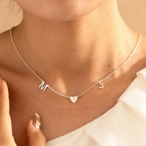 Colar com letra inicial de prata e coração, presente para mãe e filha, colar com 2 corações iniciais, presente personalizado para babá, presentes para o dia das mães