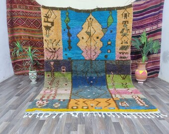 Bunter Handgefertigter Marokkanischer Teppich: Berber Wollteppich mit Geometrischem Design in Blau, Gelb, Grün & Rosa