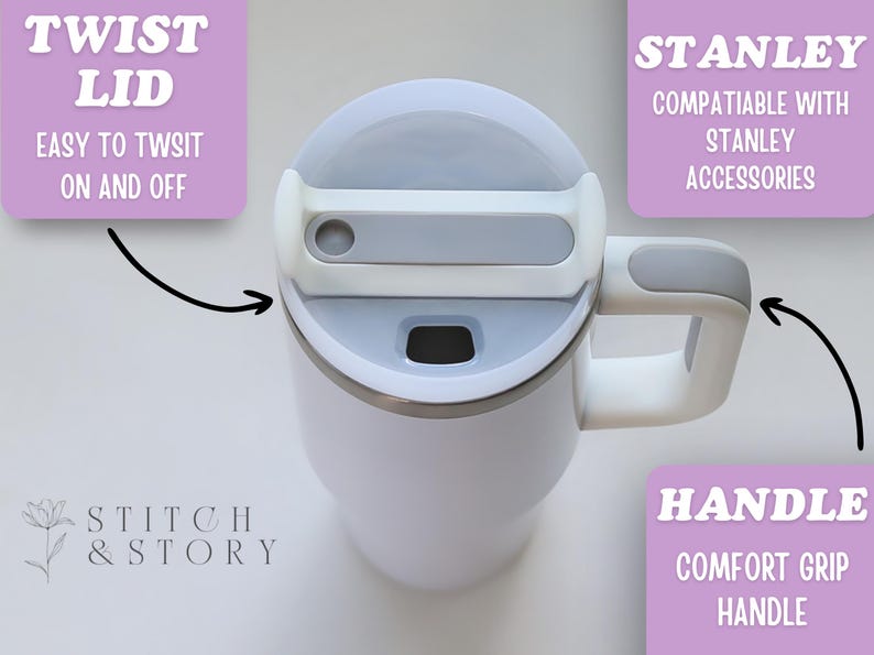 Puede incluir: Vaso aislado blanco con tapa giratoria gris y blanca y un asa de agarre c&oacute;modo. El vaso es compatible con los accesorios Stanley. El texto de la imagen dice "Twist Lid", "Easy to Twist On and Off" y "Handle, Comfort Grip Handle".