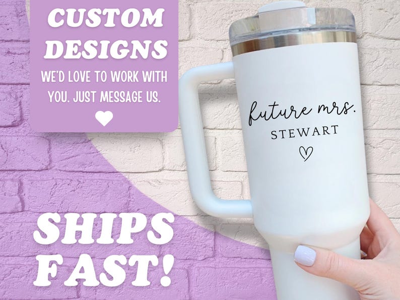 Puede incluir: Vaso t&eacute;rmico blanco con asa, con el texto "future mrs. STEWART" y un s&iacute;mbolo de coraz&oacute;n. El vaso tiene una tapa transparente y se sostiene contra un fondo de pared de ladrillo. La imagen tambi&eacute;n incluye el texto "CUSTOM DESIGNS" y "SHIPS FAST!"